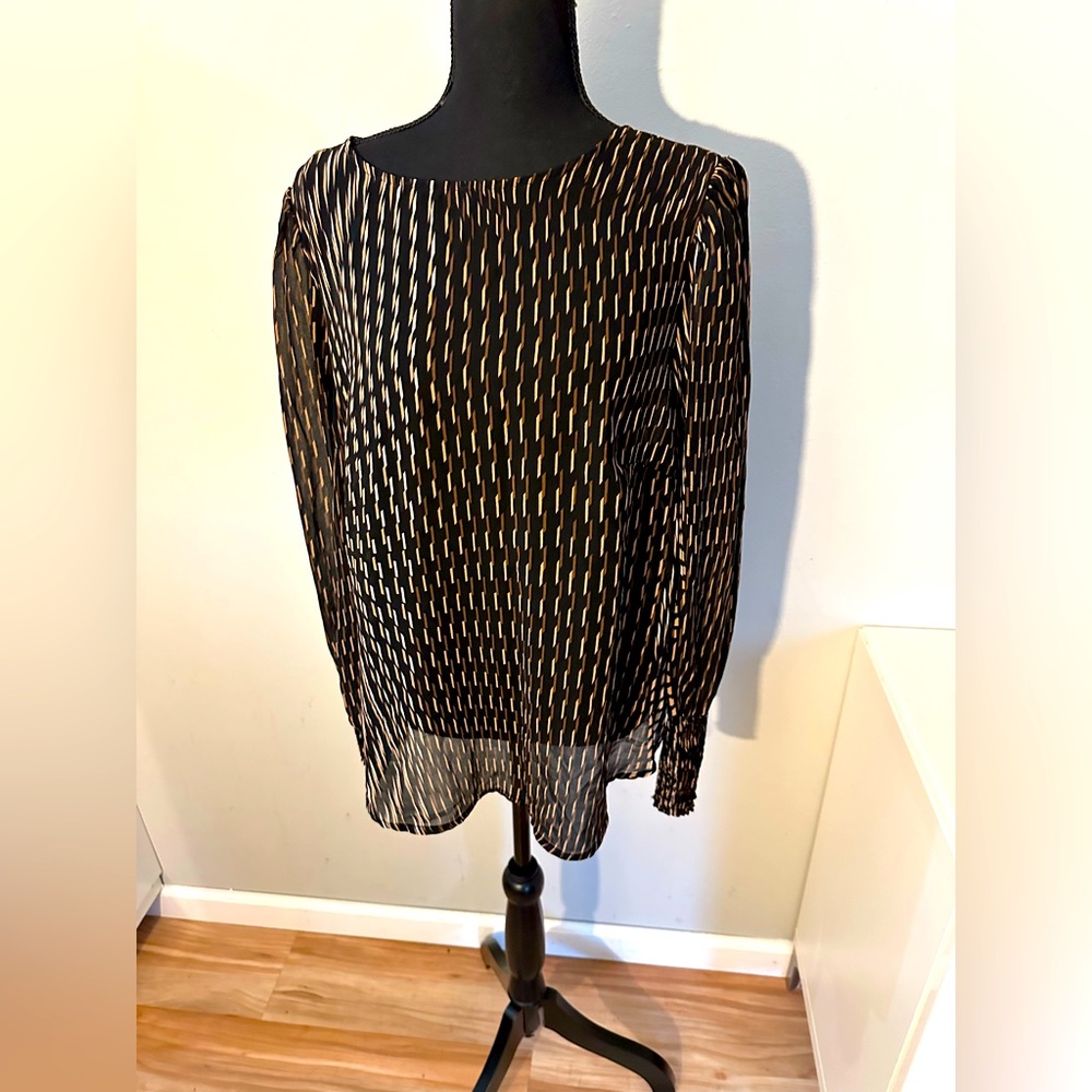 A NEW DAY. XXL SHEER ABSTRACT PATTERN TOP with puff sleeves and gathered cuffs.